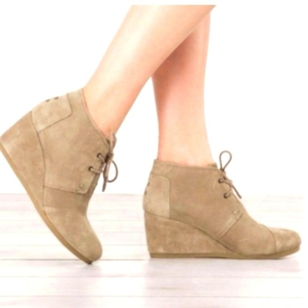 TOM’S Women’s Tan Suede Desert Wedges